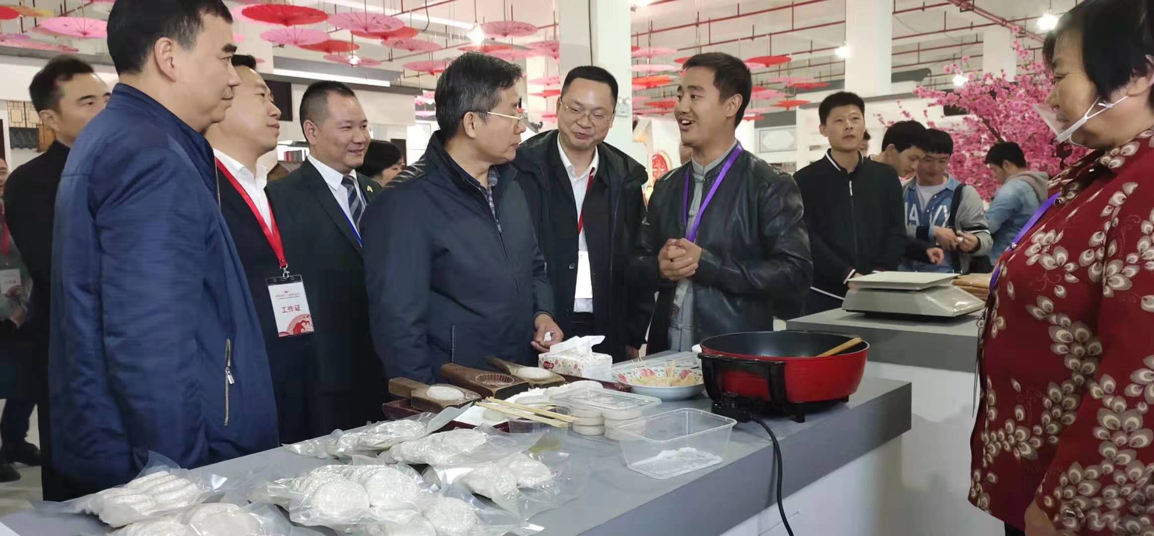 劉小榮在益陽美食節(jié)現(xiàn)場向益陽市委瞿海書記做印子粑粑產(chǎn)品介紹.jpg